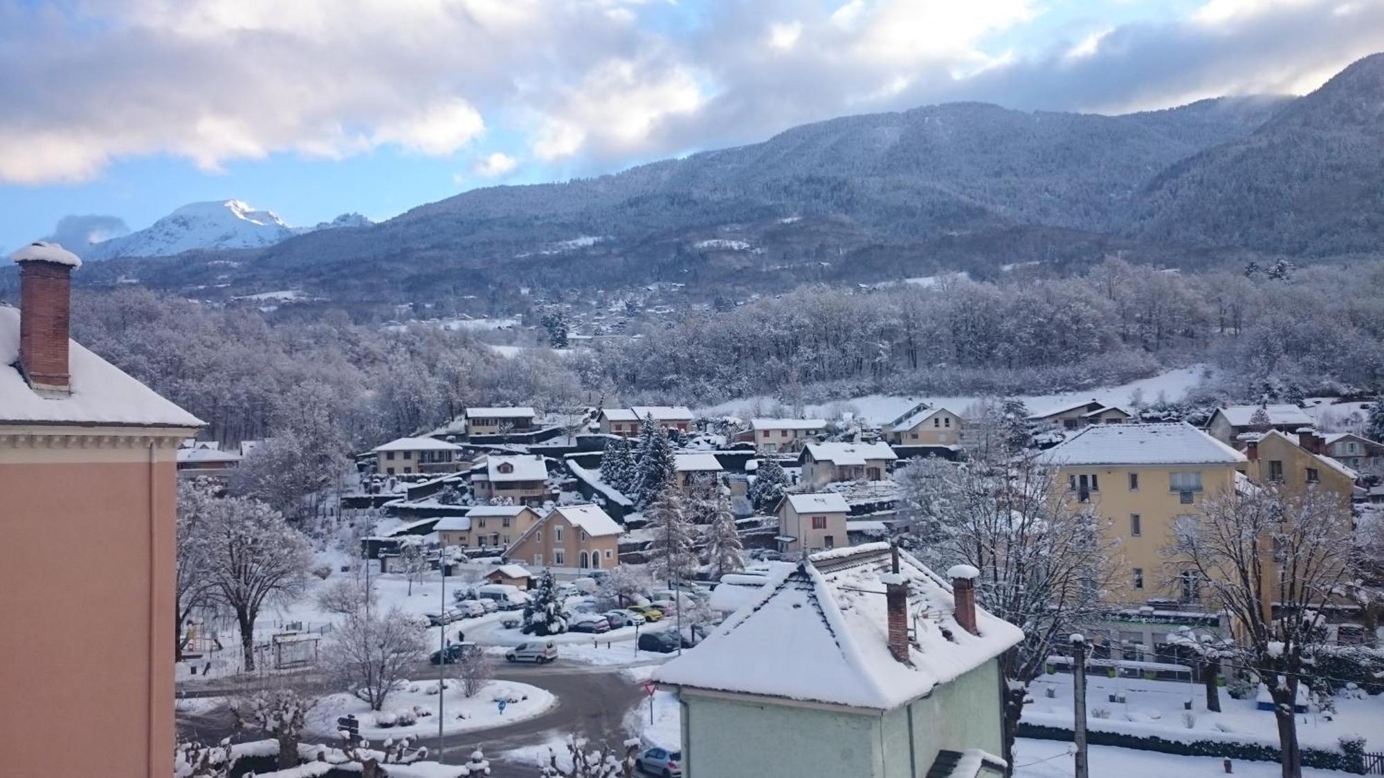 Le T2 Douillet D'Uriage - Residence Le Louvre - Cure Thermale Uriage- Proche Chamrousse - Jusqu'A 3 Personnes - Region Agreable En Toute Saison Vaulnaveys-le-Haut Buitenkant foto